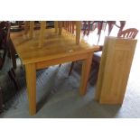 MODERN OAK EXTENDING DINING TABLE WITH 2 LEAVES
