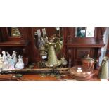 QUANTITY OF BRASS & COPPER INCLUDING A BED PAN, KETTLES, OIL LAMP, HORSE BRASSES, ETC