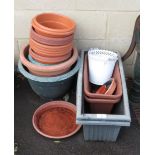 QUANTITY OF PLASTIC PLANT POTS & 4 PLASTIC TROUGH PLANTERS