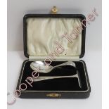 A silver child's spoon and pusher set, cased, Birmingham 1930, 36 g gross