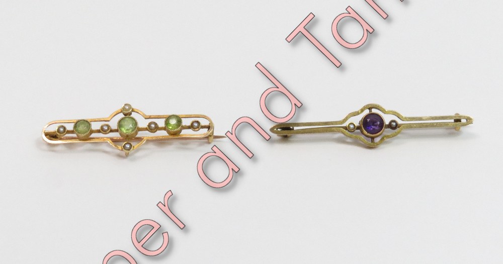 A peridot and seed pearl brooch, tagged '15', 4 cm long, 2.5 g gross; with an amethyst and seed