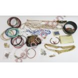 A quantity of costume jewellery items