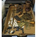 TRAY OF COLLECTABLE ITEMS INCLUDING BRASS HINGES, HORSE BRASS'S ETC