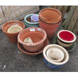 QUANTITY OF TERRACOTTA POTS, GLAZED POTS & PLASTIC POTS