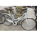 BRONX METROPOLE LADIES WHITE OLD STYLE BICYCLE WITH STURMEY ARCHER 3 SPEED & MUDGUARDS