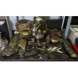 SHELF OF ASSORTED BRASS ITEMS, OLD RECORDS, HORSE BRASSES ETC