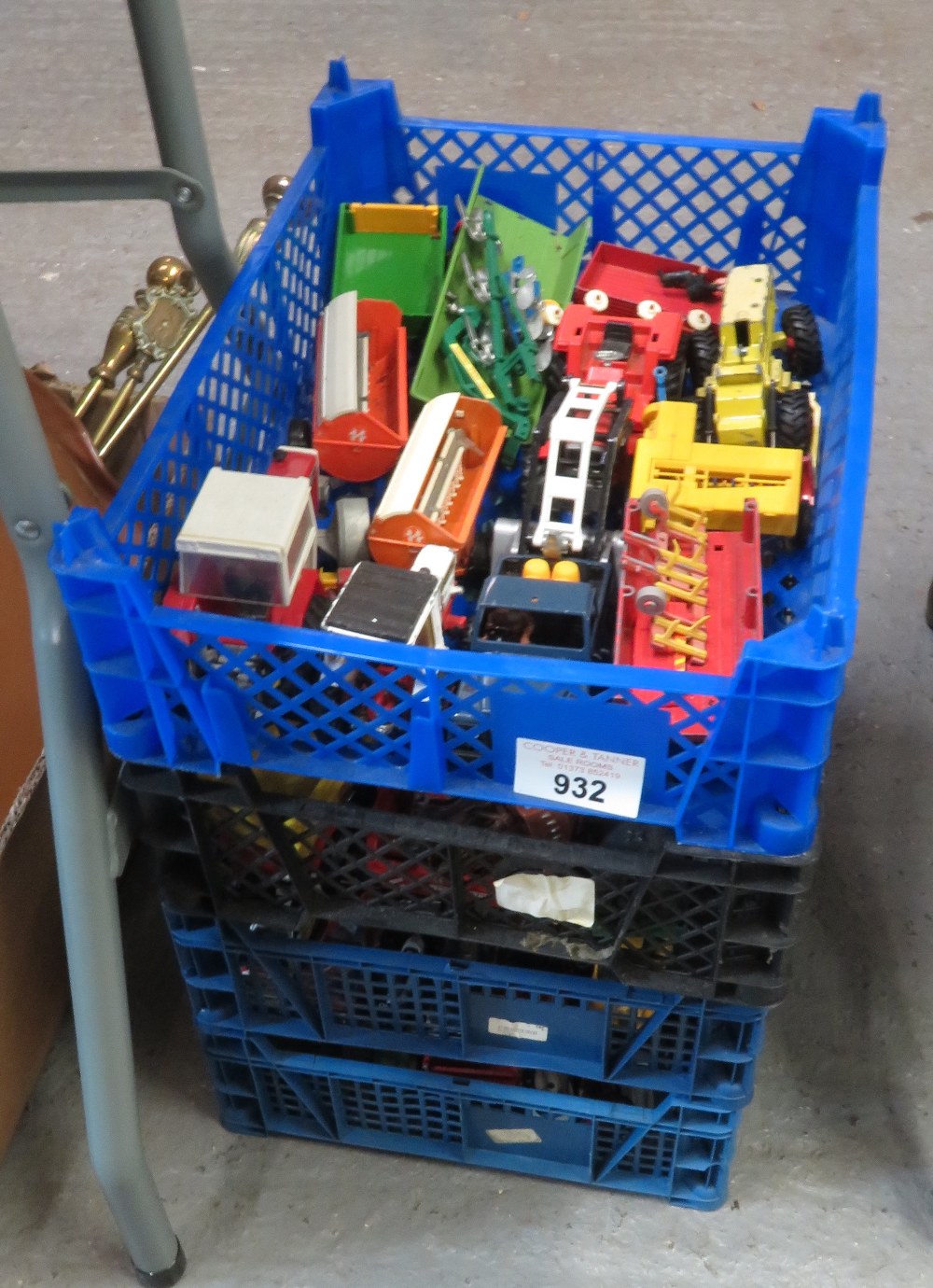 4 TRAYS OF CHILDRENS DIE CAST TOY CARS, LORRIES & FARM TRACTORS ETC