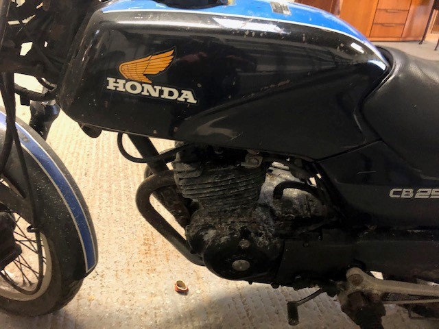 1981 HONDA CB250RS. BEEN OFF ROAD FOR MANY YEARS. APPEARS TO BE COMPLETE AND READY FOR RENOVATION. - Image 11 of 11