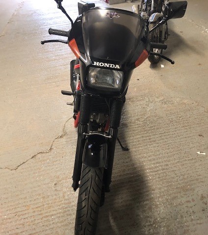 HONDA VT250F, FINISHED IN BLACK WITH RED DETAILING, IN SUPER ORDER, CURRENTLY ON THE ROAD WITH AN - Image 6 of 9