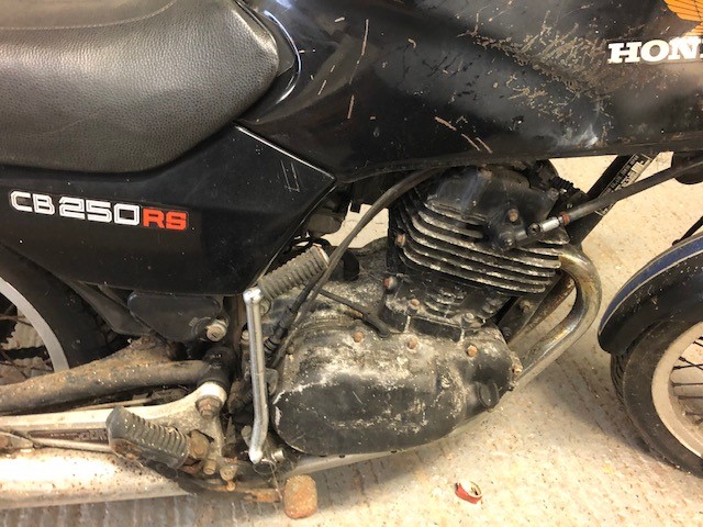 1981 HONDA CB250RS. BEEN OFF ROAD FOR MANY YEARS. APPEARS TO BE COMPLETE AND READY FOR RENOVATION. - Image 9 of 11