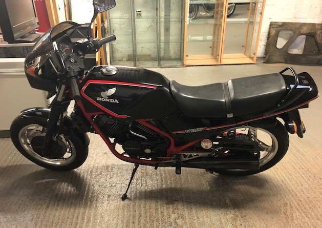 HONDA VT250F, FINISHED IN BLACK WITH RED DETAILING, IN SUPER ORDER, CURRENTLY ON THE ROAD WITH AN - Image 2 of 9