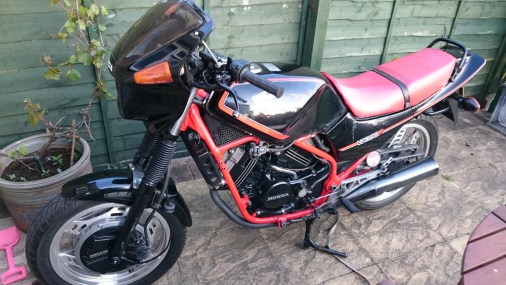 HONDA VT250F, FINISHED IN BLACK WITH RED DETAILING, IN SUPER ORDER, CURRENTLY ON THE ROAD WITH AN - Image 4 of 9