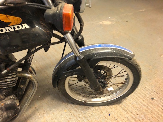 1981 HONDA CB250RS. BEEN OFF ROAD FOR MANY YEARS. APPEARS TO BE COMPLETE AND READY FOR RENOVATION. - Image 7 of 11