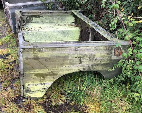 LAND ROVER REAR BODY TUB, BELIEVED TO BE FOR SERIES II/IIA (PURCHASERS SHOULD SATISFY THEMSELVES AS - Image 2 of 2