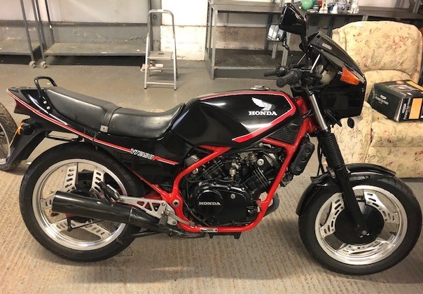 HONDA VT250F, FINISHED IN BLACK WITH RED DETAILING, IN SUPER ORDER, CURRENTLY ON THE ROAD WITH AN - Image 3 of 9