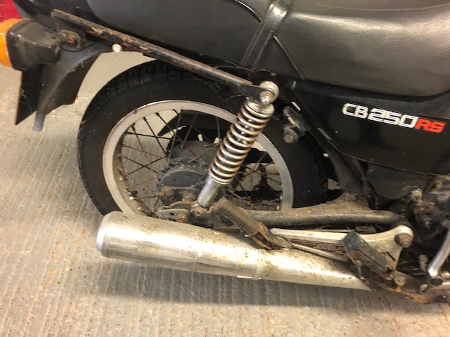 1981 HONDA CB250RS. BEEN OFF ROAD FOR MANY YEARS. APPEARS TO BE COMPLETE AND READY FOR RENOVATION. - Image 8 of 11