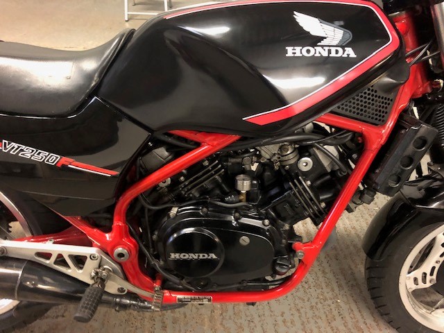 HONDA VT250F, FINISHED IN BLACK WITH RED DETAILING, IN SUPER ORDER, CURRENTLY ON THE ROAD WITH AN - Image 9 of 9