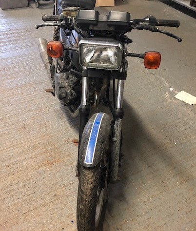 1981 HONDA CB250RS. BEEN OFF ROAD FOR MANY YEARS. APPEARS TO BE COMPLETE AND READY FOR RENOVATION. - Image 3 of 11