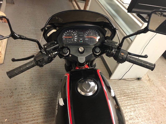 HONDA VT250F, FINISHED IN BLACK WITH RED DETAILING, IN SUPER ORDER, CURRENTLY ON THE ROAD WITH AN - Image 7 of 9