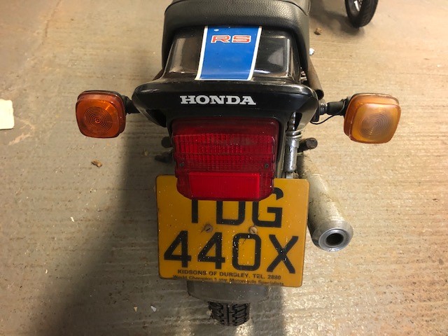 1981 HONDA CB250RS. BEEN OFF ROAD FOR MANY YEARS. APPEARS TO BE COMPLETE AND READY FOR RENOVATION. - Image 6 of 11