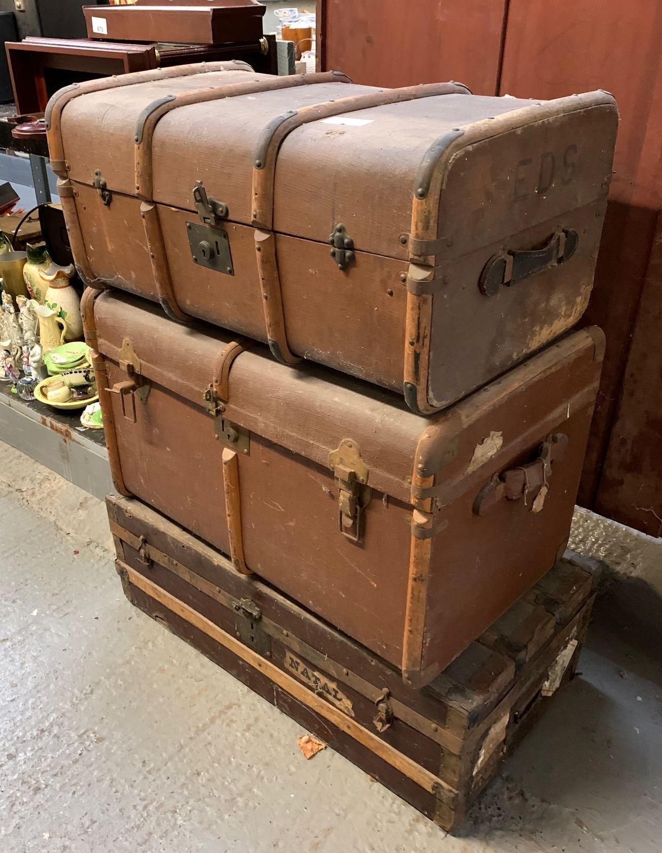 3 VINTAGE TRAVELLING TRUNKS, 2 WITH WOODEN RIBS TO THE OUTSIDE
