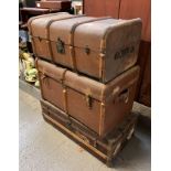 3 VINTAGE TRAVELLING TRUNKS, 2 WITH WOODEN RIBS TO THE OUTSIDE