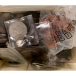 QUANTITY OF LOOSE MIXED GB & FOREIGN COINS, COMMEMORATIVE CROWNS, SOUTH AFRICA FARTHING 1945 ETC