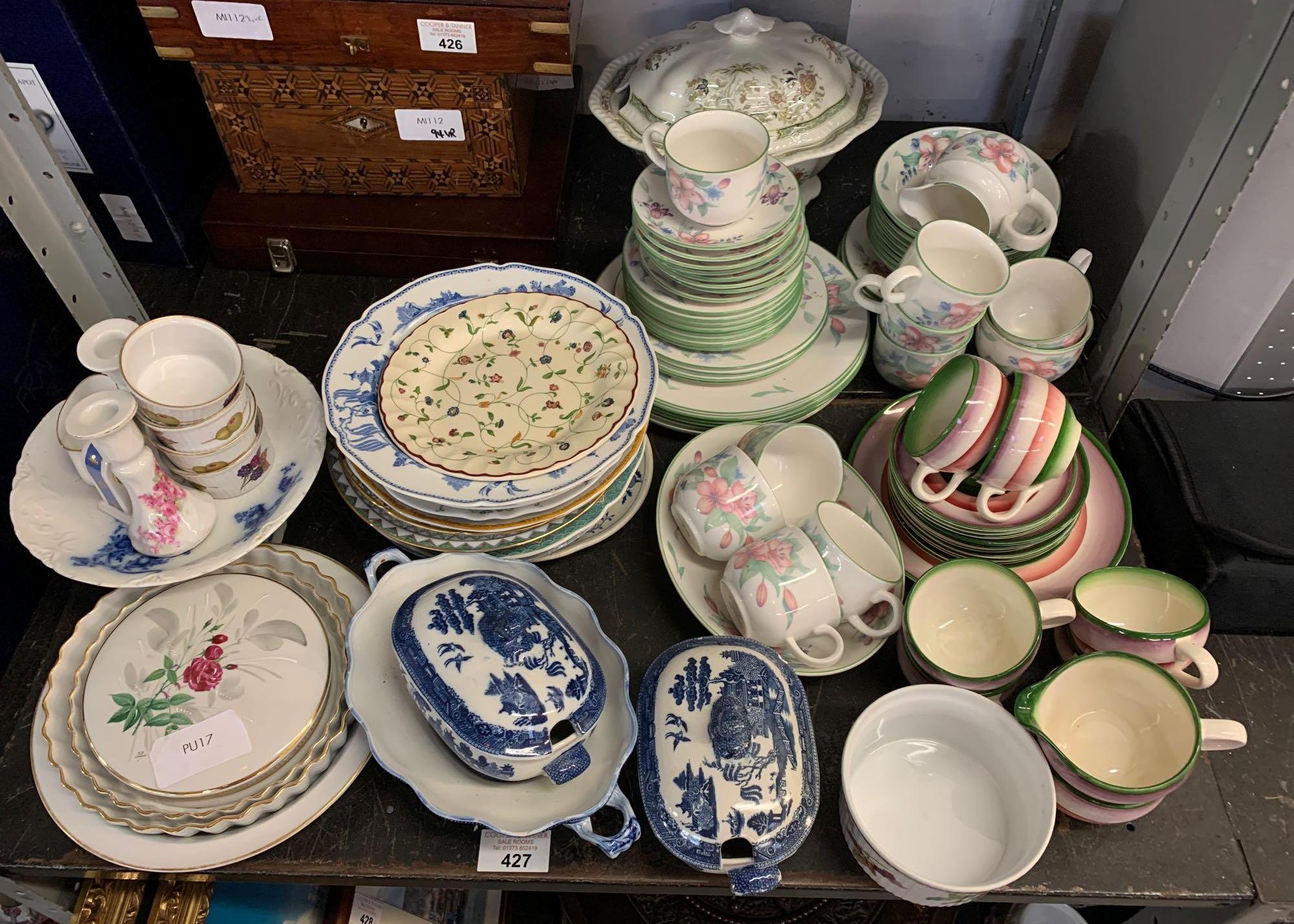 CERAMICS TO INCLUDE WADE, TEA CUPS & SAUCERS, ROYAL WORCESTER EVESHAM PATTERN, BLUE & WHITE TUREENS