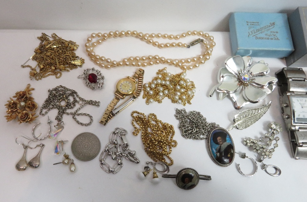 A small collection of costume jewellery items, housed in a jewellery case - Image 3 of 3