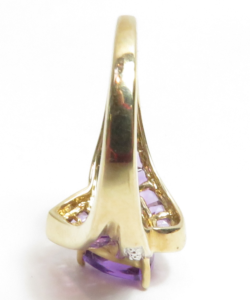 A triangular cut amethyst and diamond 9 carat gold dress ring, finger size N, 3 g gross - Image 3 of 4