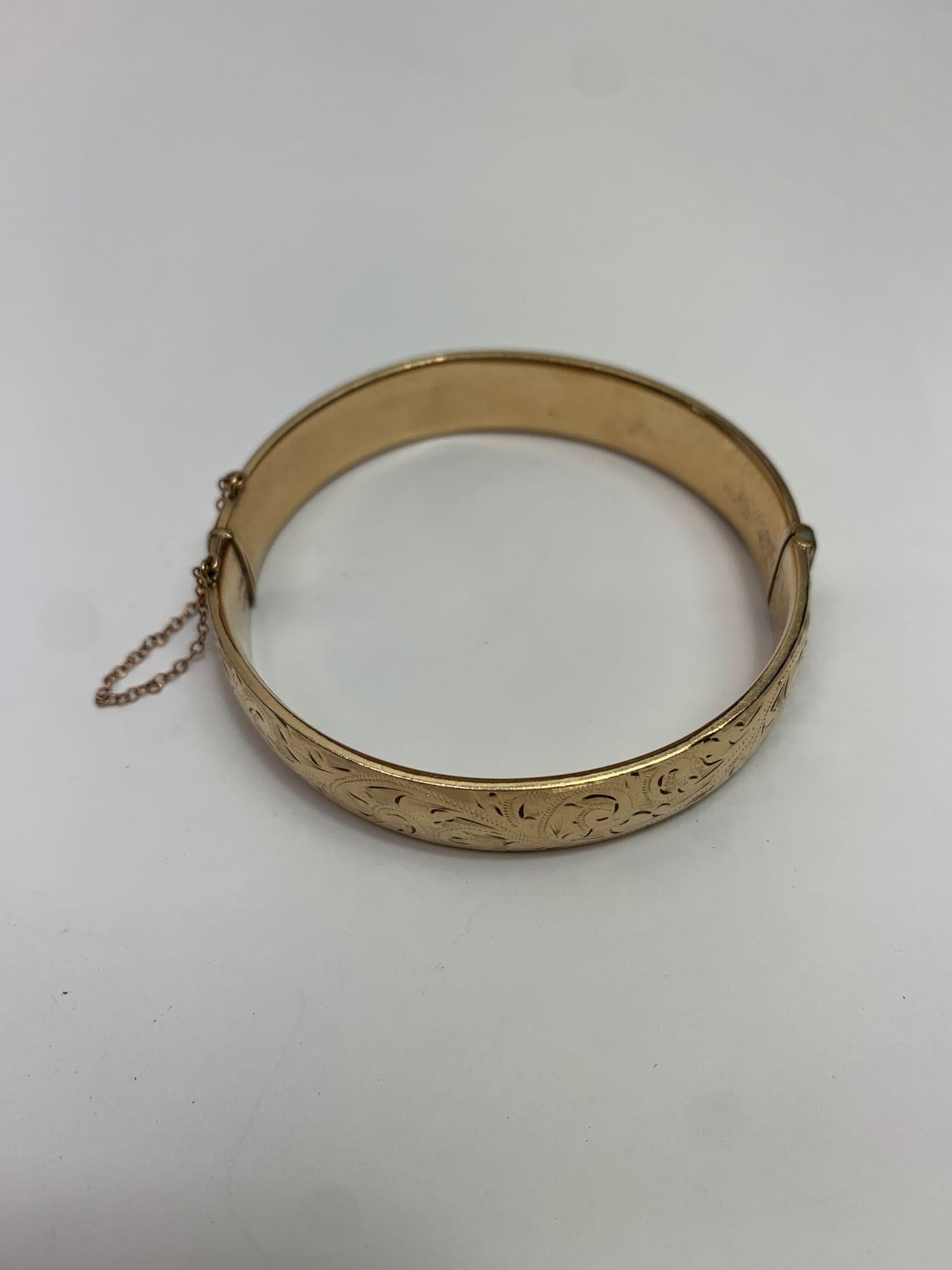 A gilt metal hinged bangle, with half engraved decoration, inner diameter 5.8 cm - Image 2 of 4