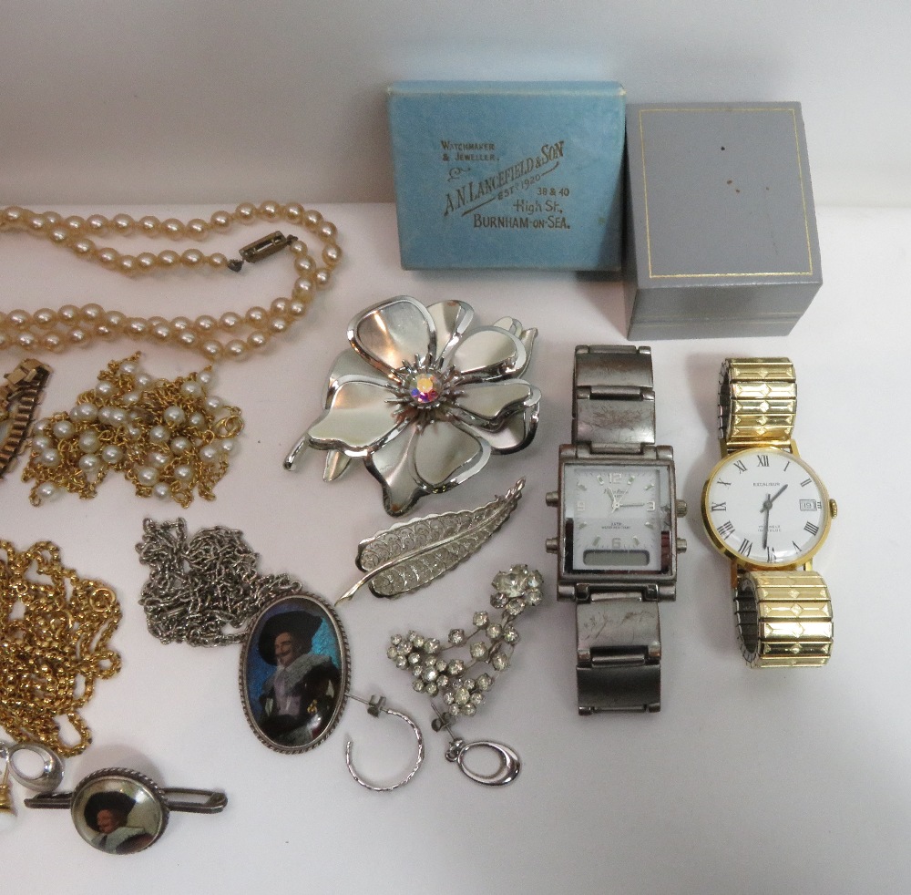 A small collection of costume jewellery items, housed in a jewellery case - Image 2 of 3