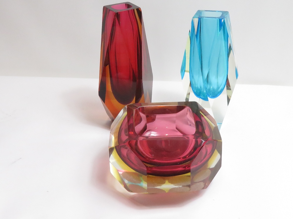 A Murano faceted red glass dish, along with a blue Sommerso vase and another similar - Image 3 of 6