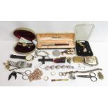 A quantity of assorted costume jewellery items