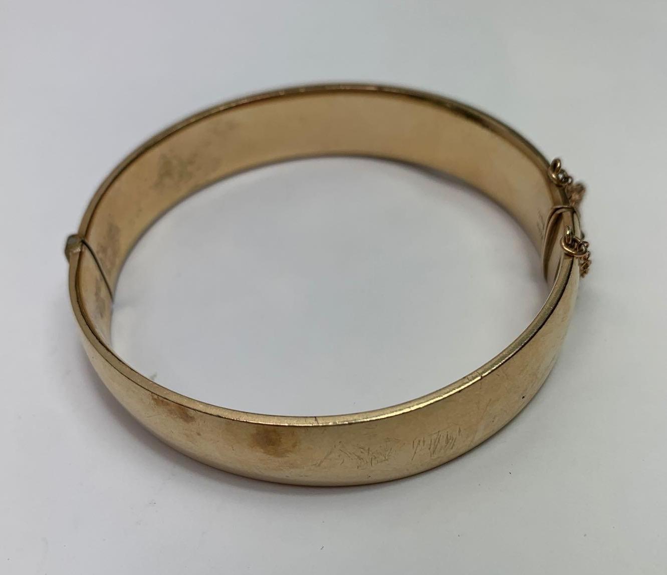 A gilt metal hinged bangle, with half engraved decoration, inner diameter 5.8 cm - Image 3 of 4