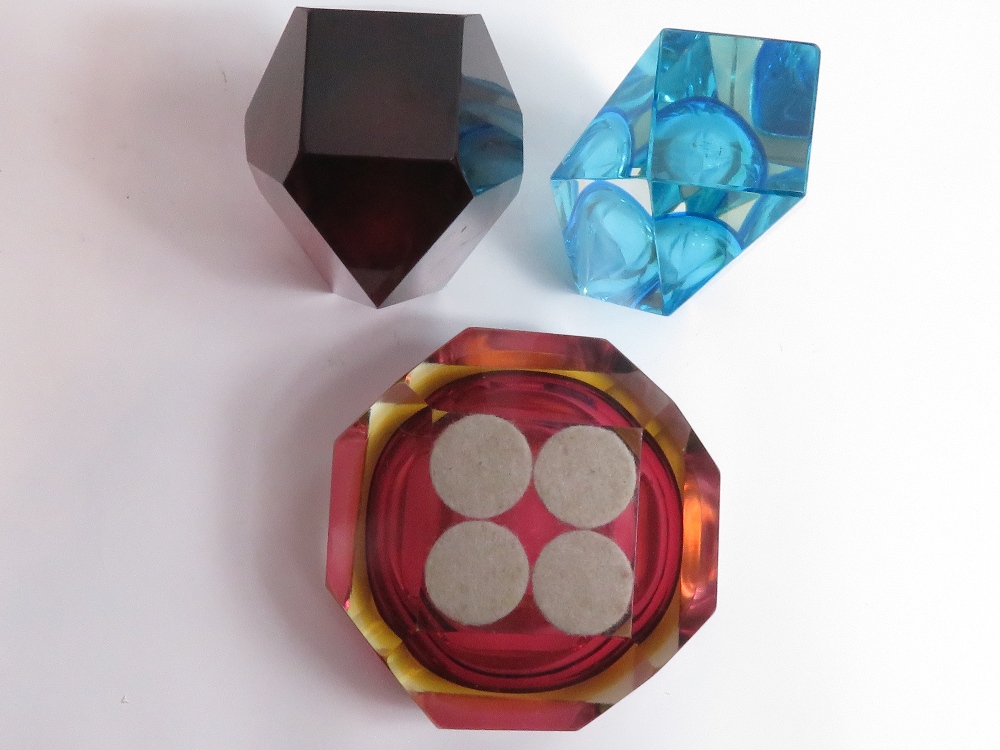 A Murano faceted red glass dish, along with a blue Sommerso vase and another similar - Image 2 of 6
