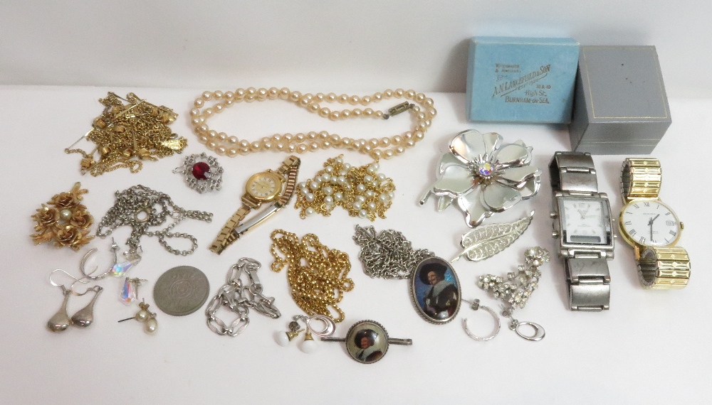 A small collection of costume jewellery items, housed in a jewellery case