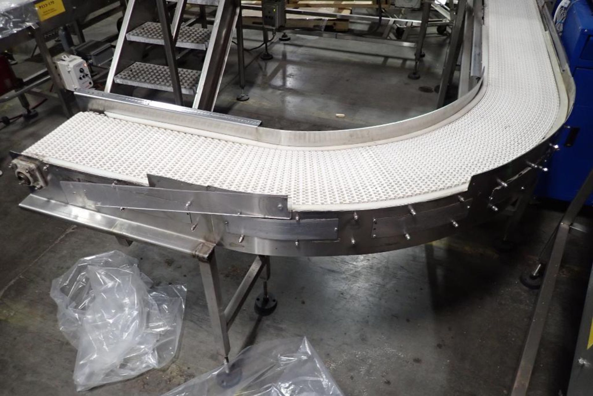 90 degree plastic interlock belt conveyor - Image 2 of 11