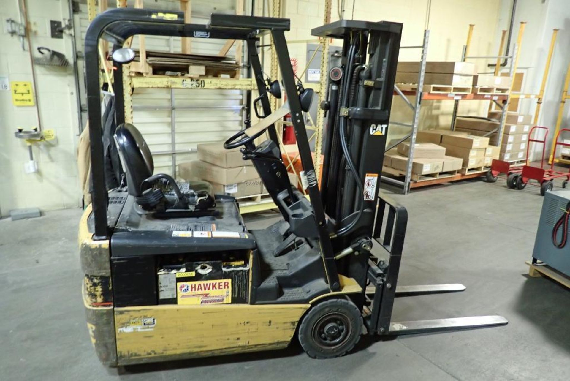 Caterpillar 3 wheeled electric forklift - Image 4 of 12