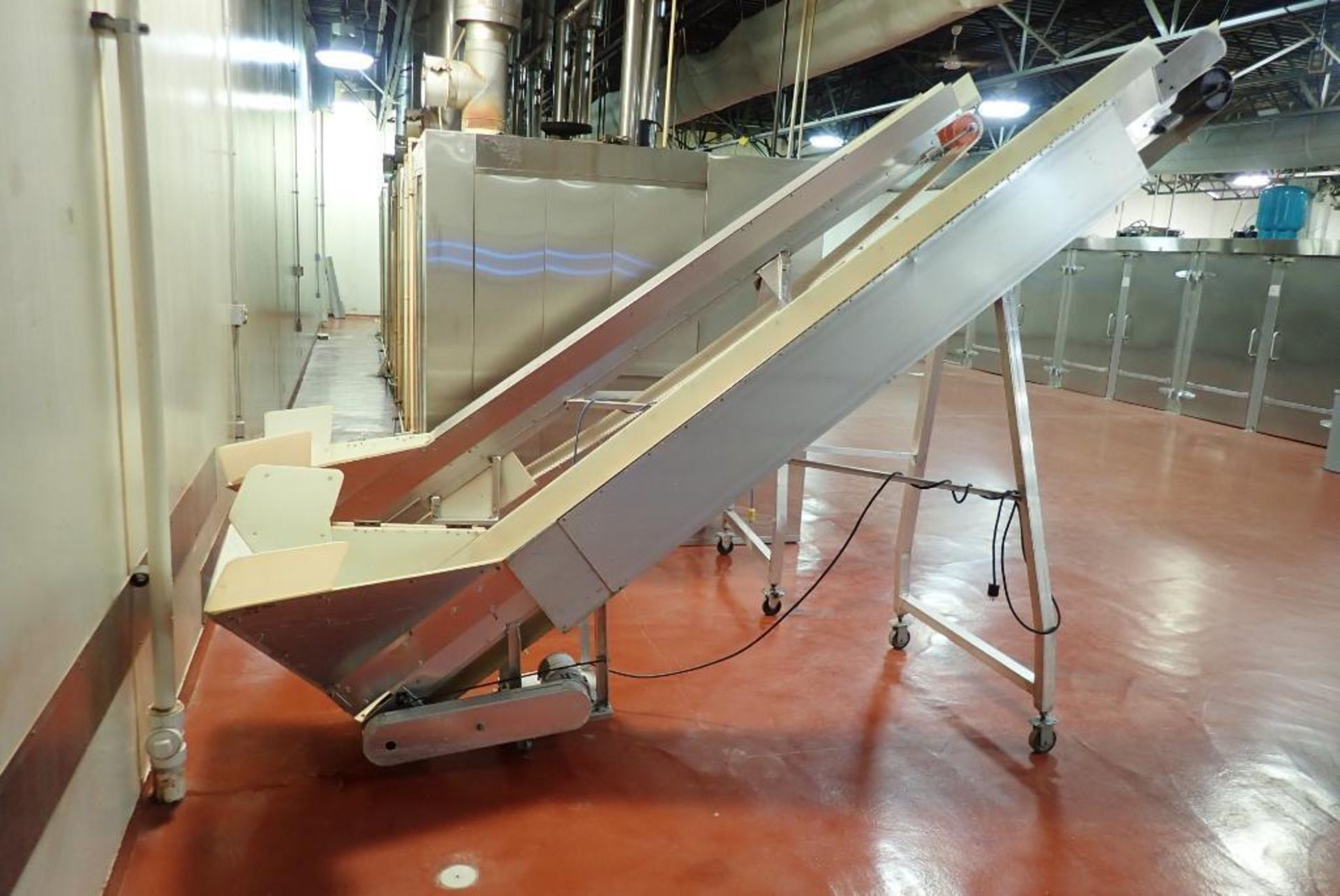 Incline cleated belt conveyor - Image 2 of 15