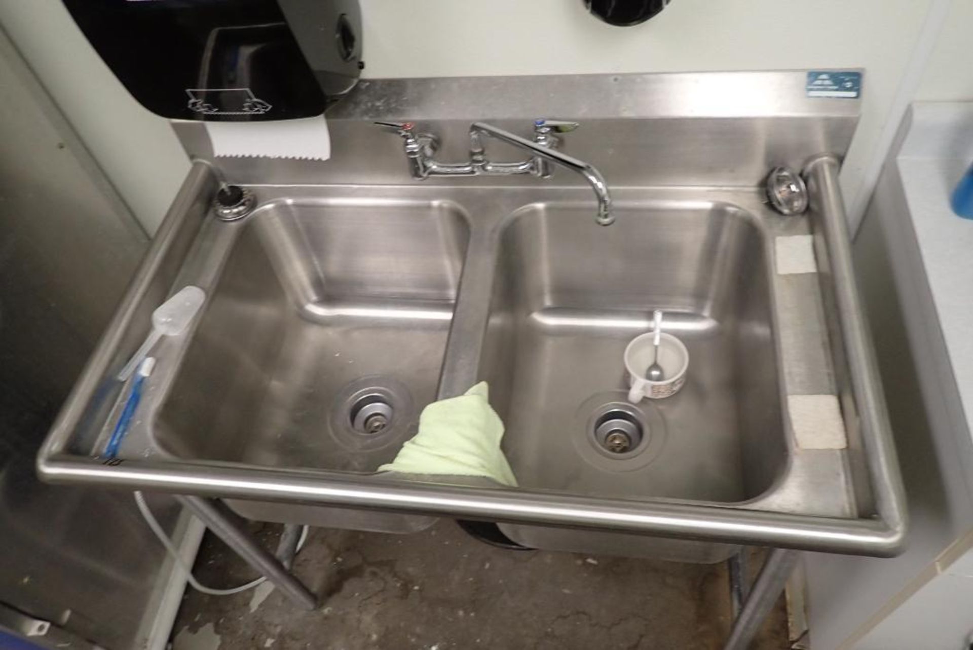 Advance Tabco SS 2 compartment sink - Image 2 of 4