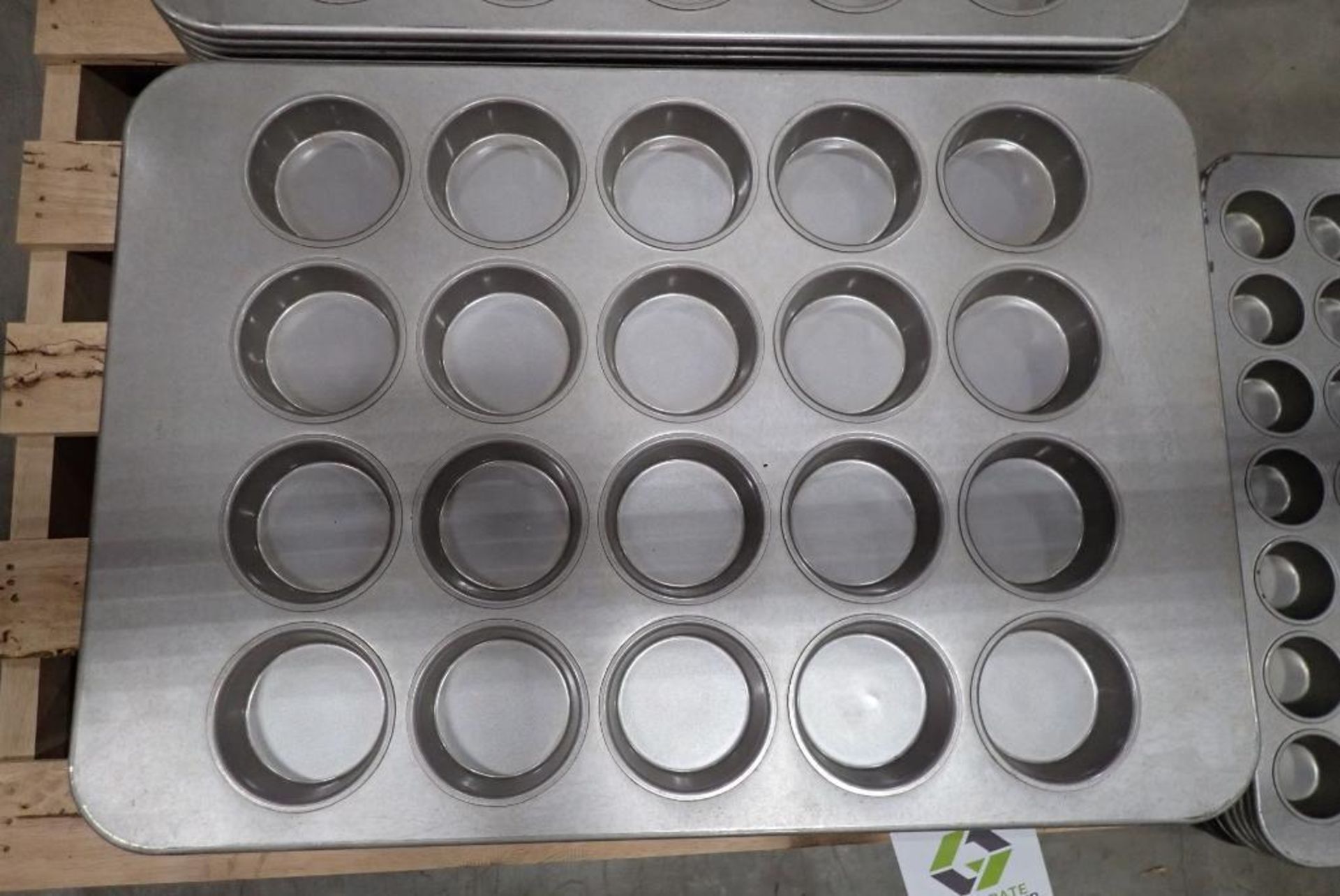 Muffin pans - Image 3 of 6