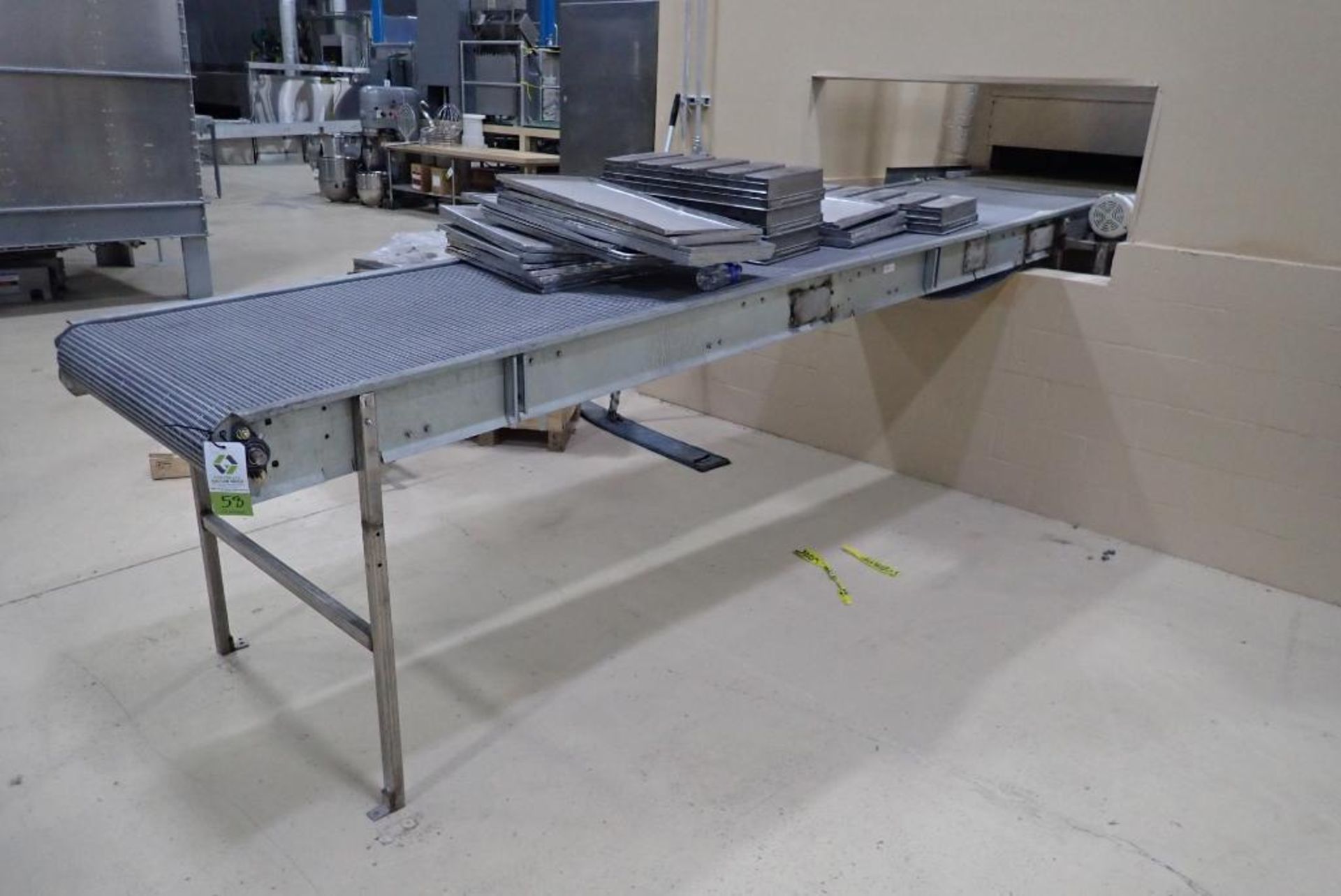 Incline belt conveyor