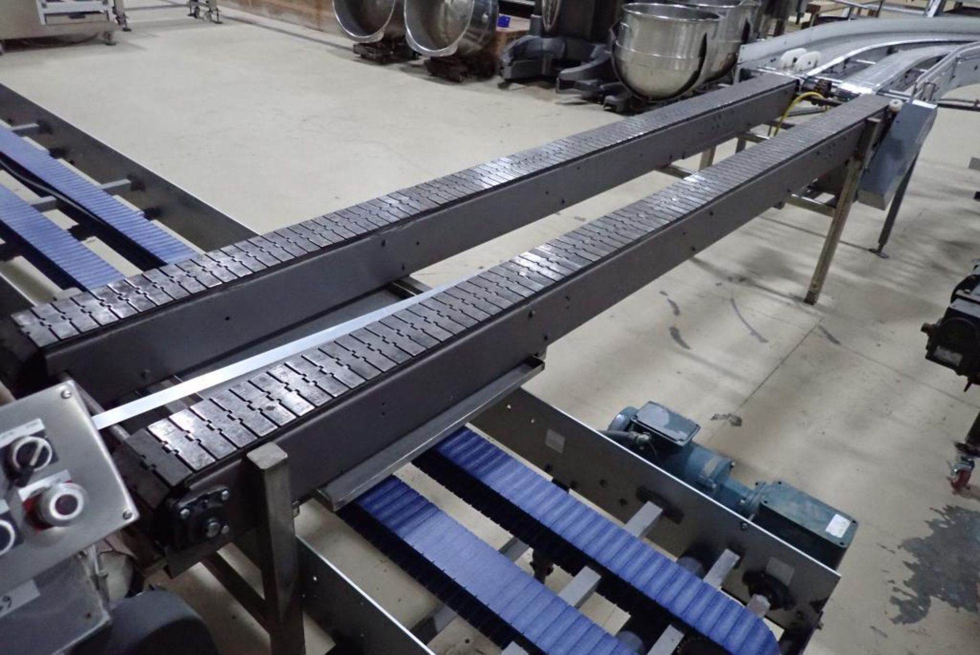 Incline pan conveyor