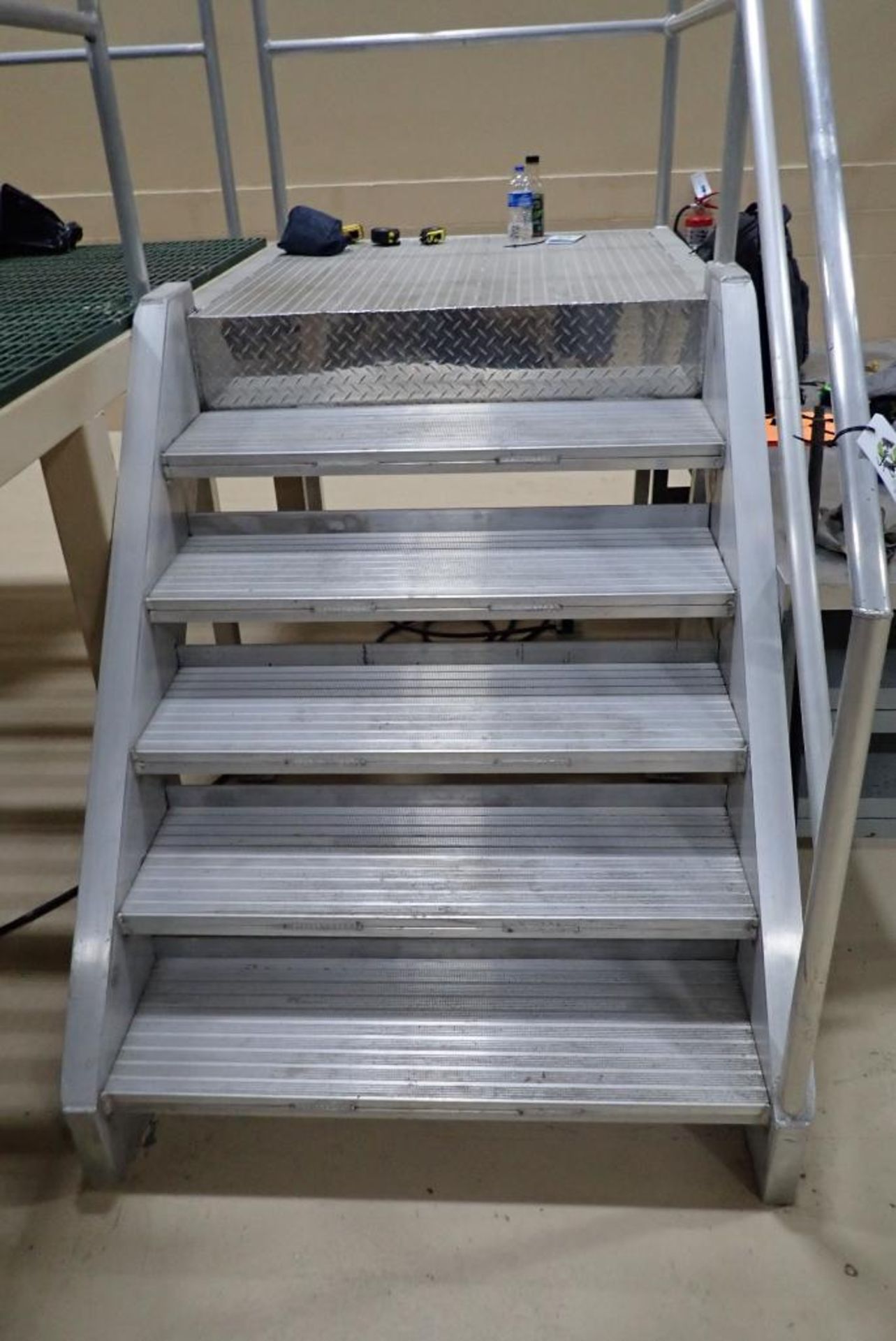 Aluminum 6 step platform - Image 3 of 4