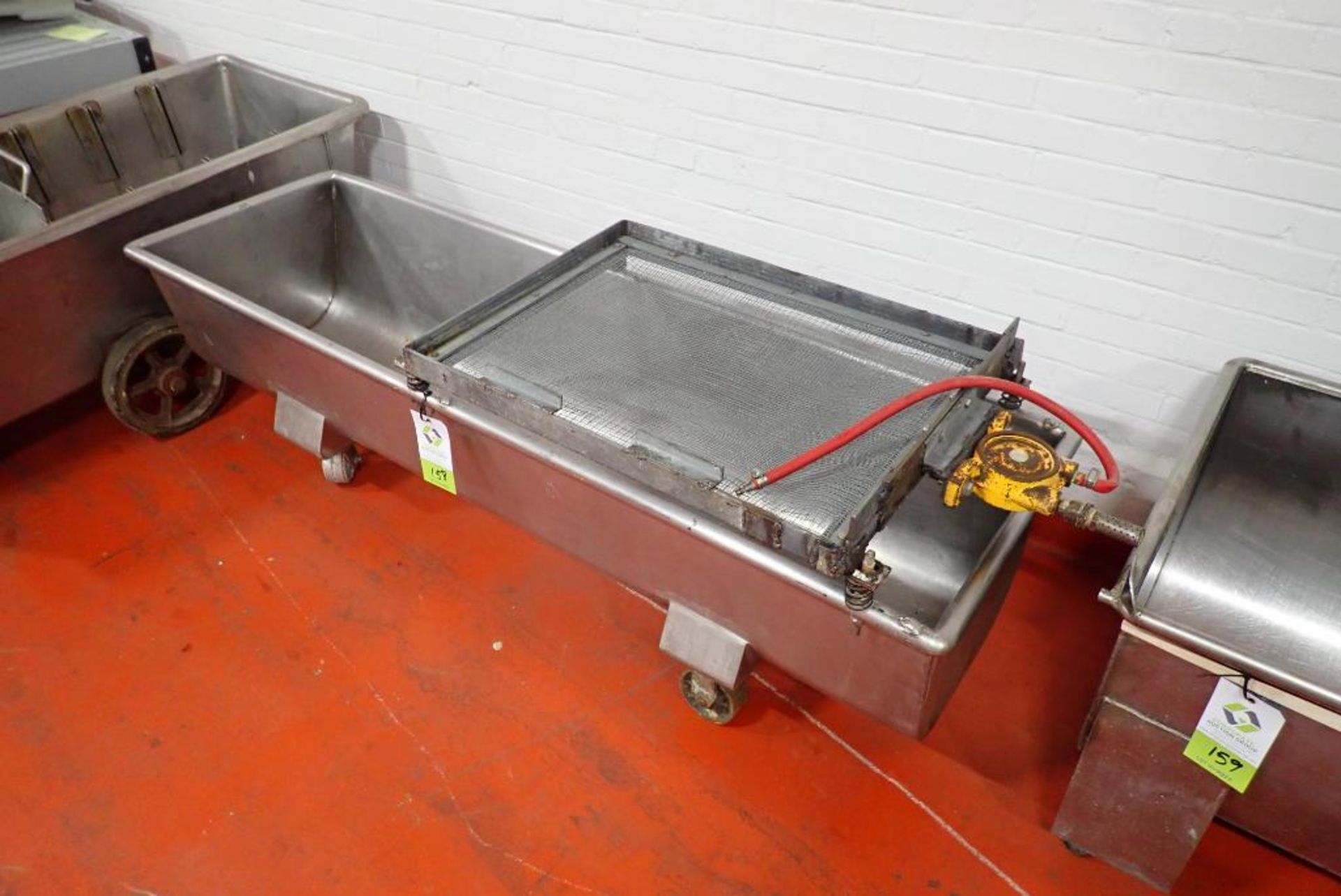 SS trough with pneumatic vibrating screen - Image 2 of 6