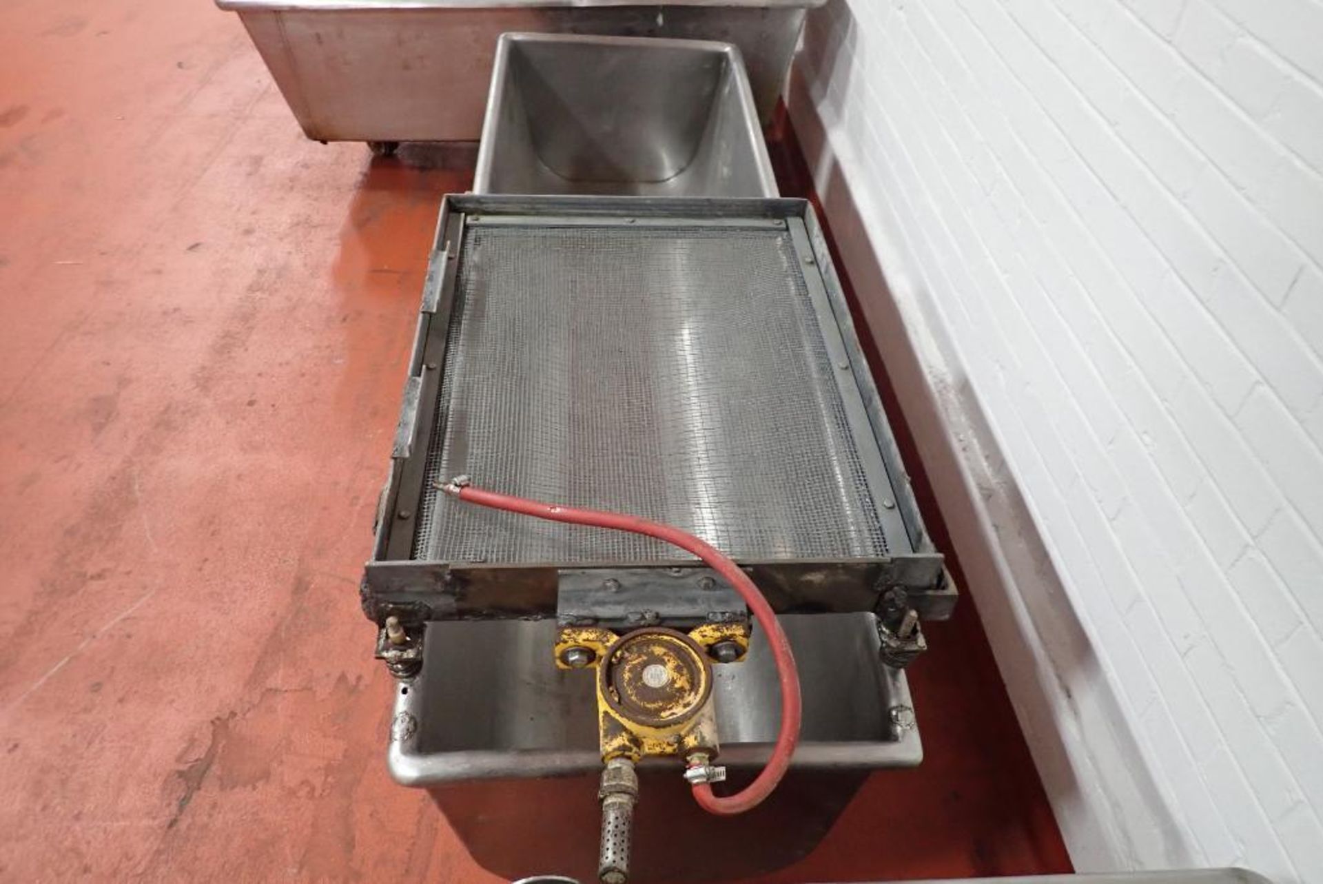 SS trough with pneumatic vibrating screen - Image 4 of 6