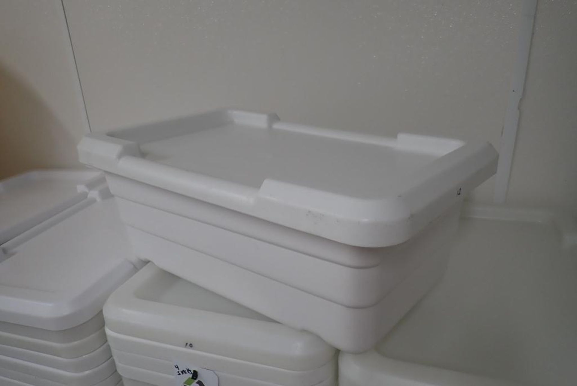 Lot of white plastic bins - Image 3 of 4