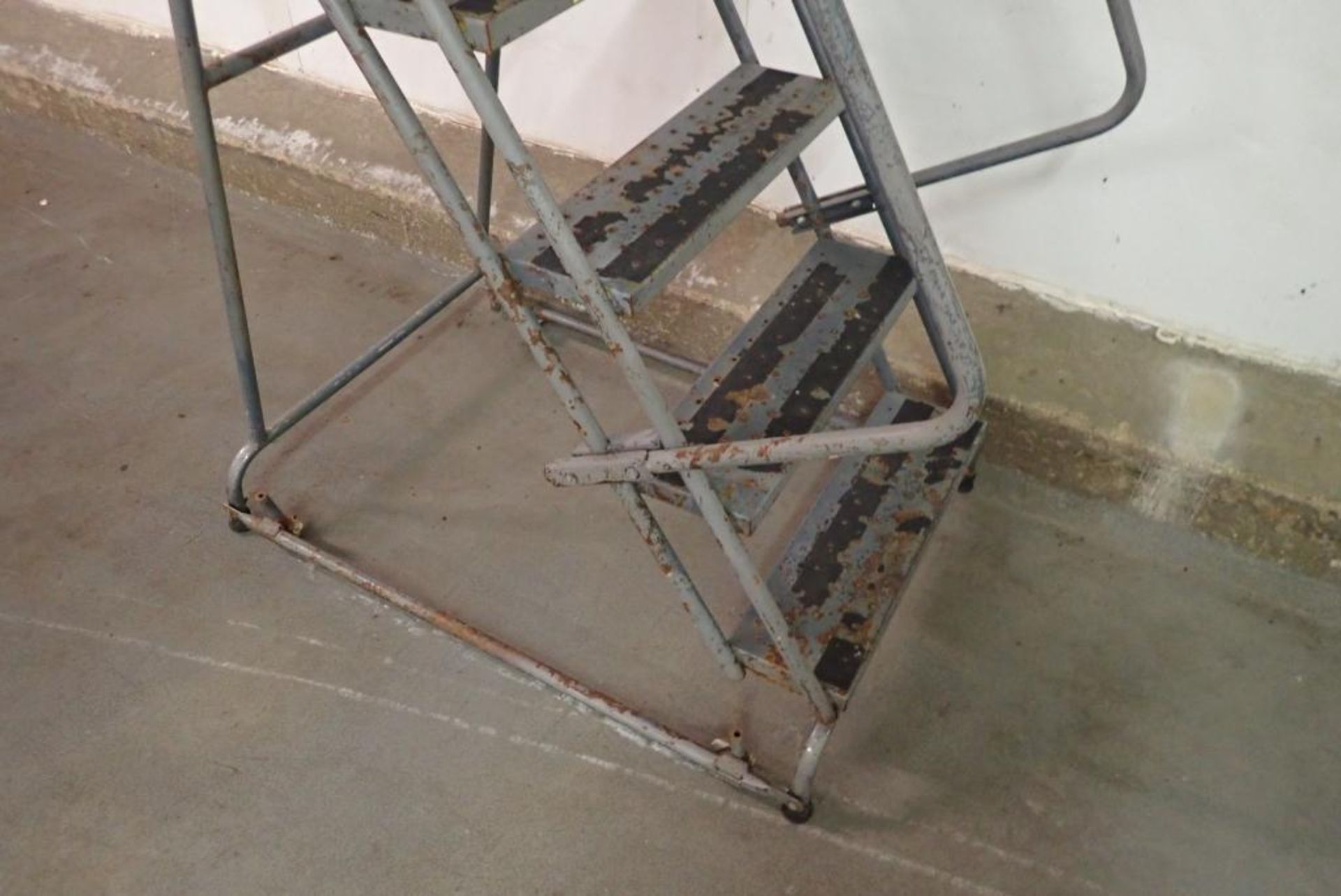 5-step rolling warehouse ladder - Image 4 of 4