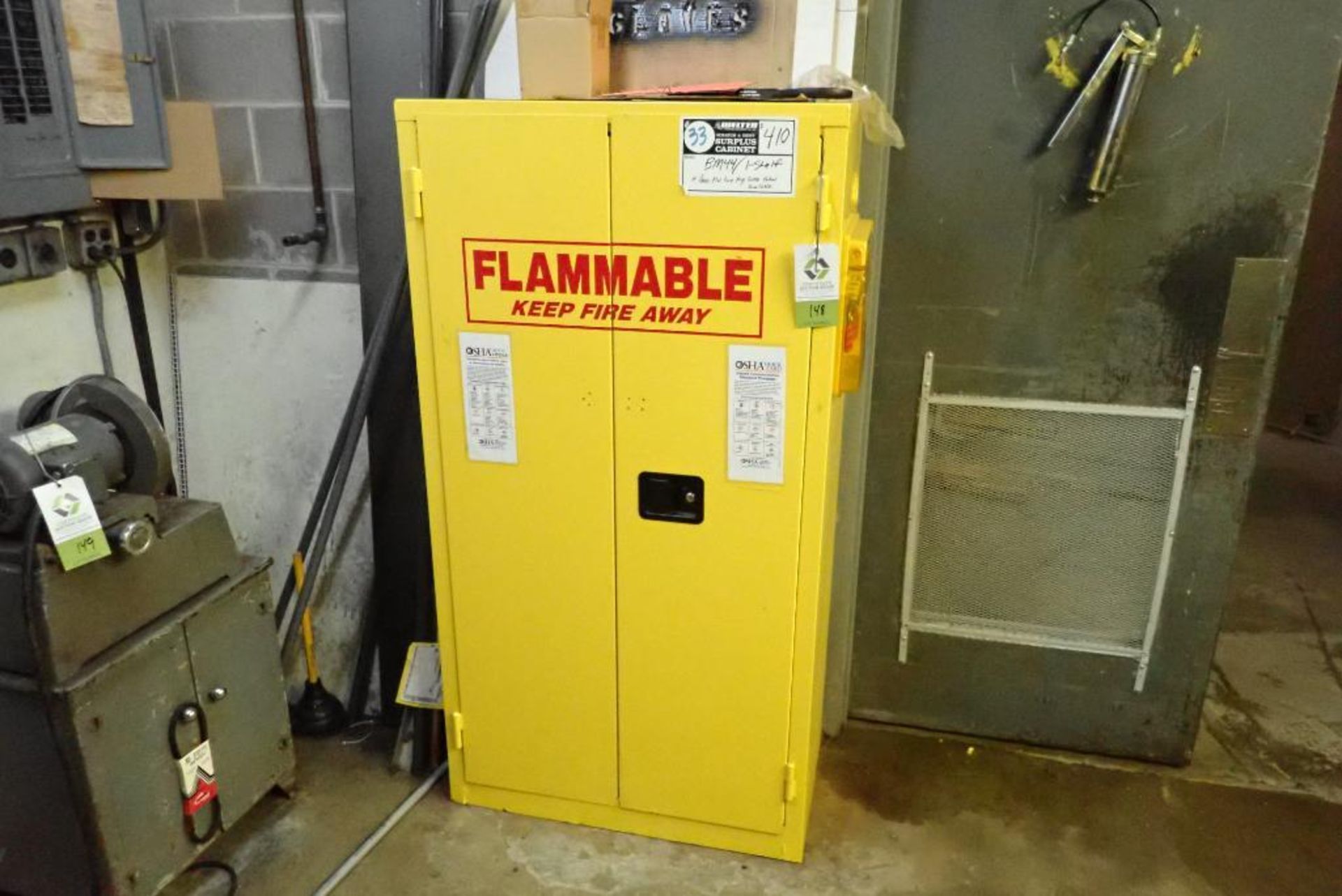 Flammable storage cabinet